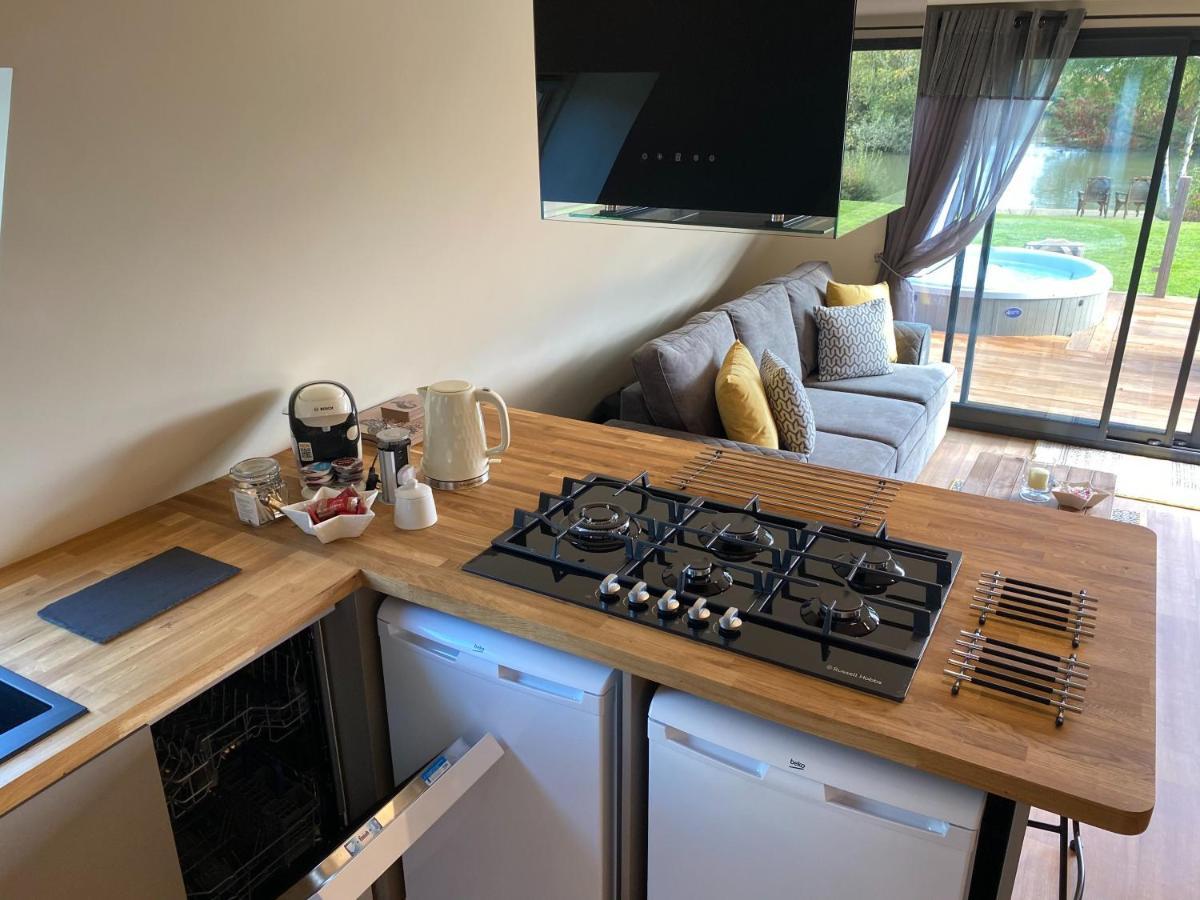 Widgeon Lakeside Cabin: Bespoke Retreat with Hot Tub and Private Fishing Tattershall Exterior photo