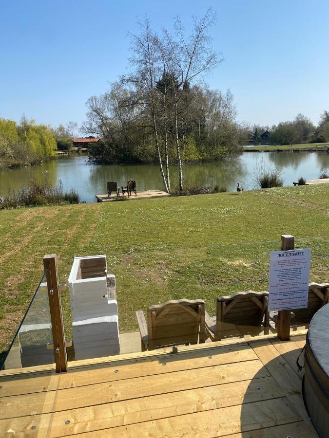 Widgeon Lakeside Cabin: Bespoke Retreat with Hot Tub and Private Fishing Tattershall Exterior photo